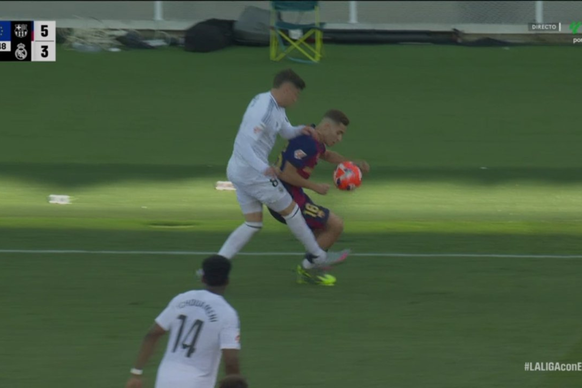 Momento de polémica con tarjeta roja en el Clásico