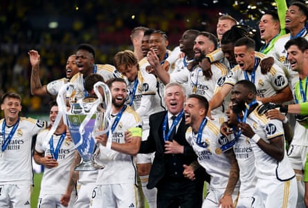 Carlo Ancelotti celebrates with Real Madrid players after winning the Champions League