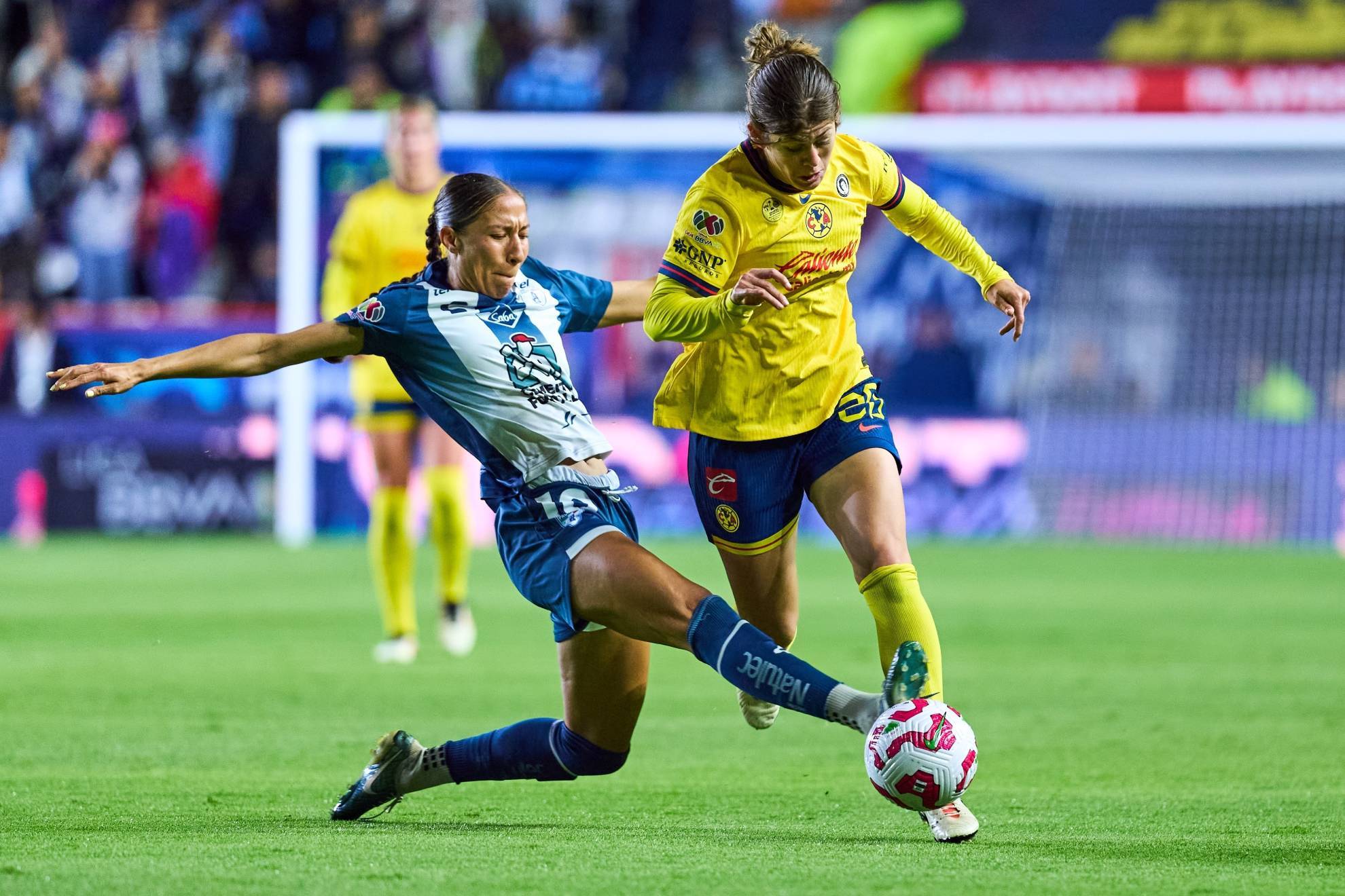 Charlyn Corral en acción durante la final de la liga mx femenil
