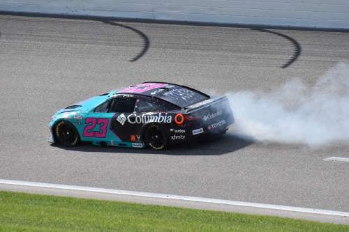 Corey Heim drives the #67 Robinhood Toyota at Kansas Speedway