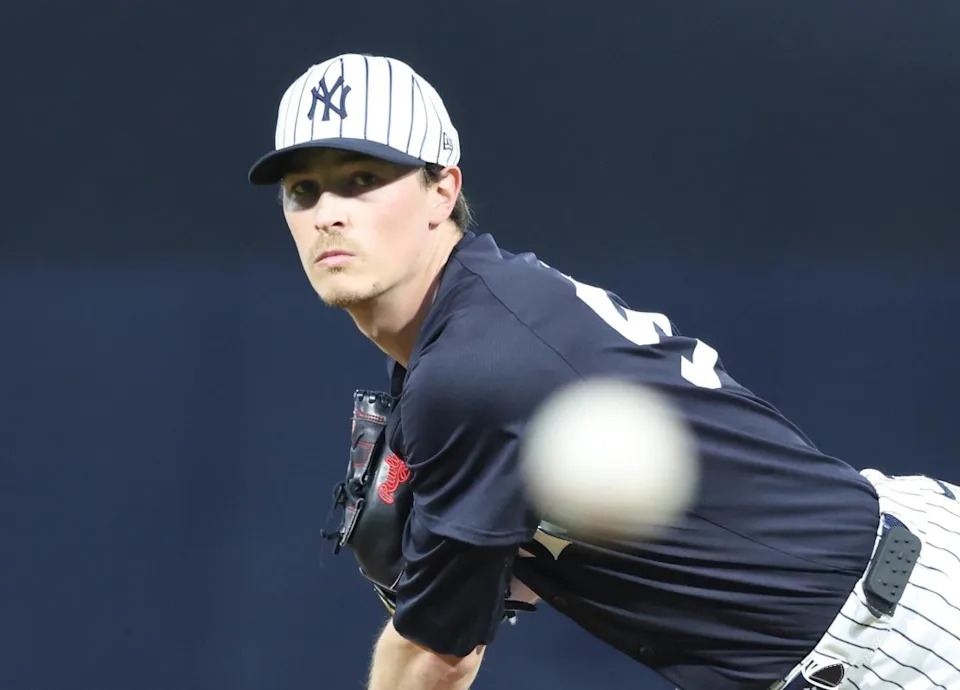 Yankees vs Mariners players in action during the 2025 MLB series