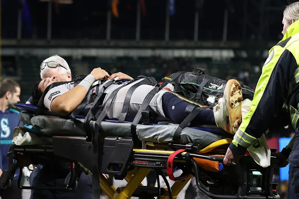 NY Yankees players gather after Oswaldo Cabrera's injury