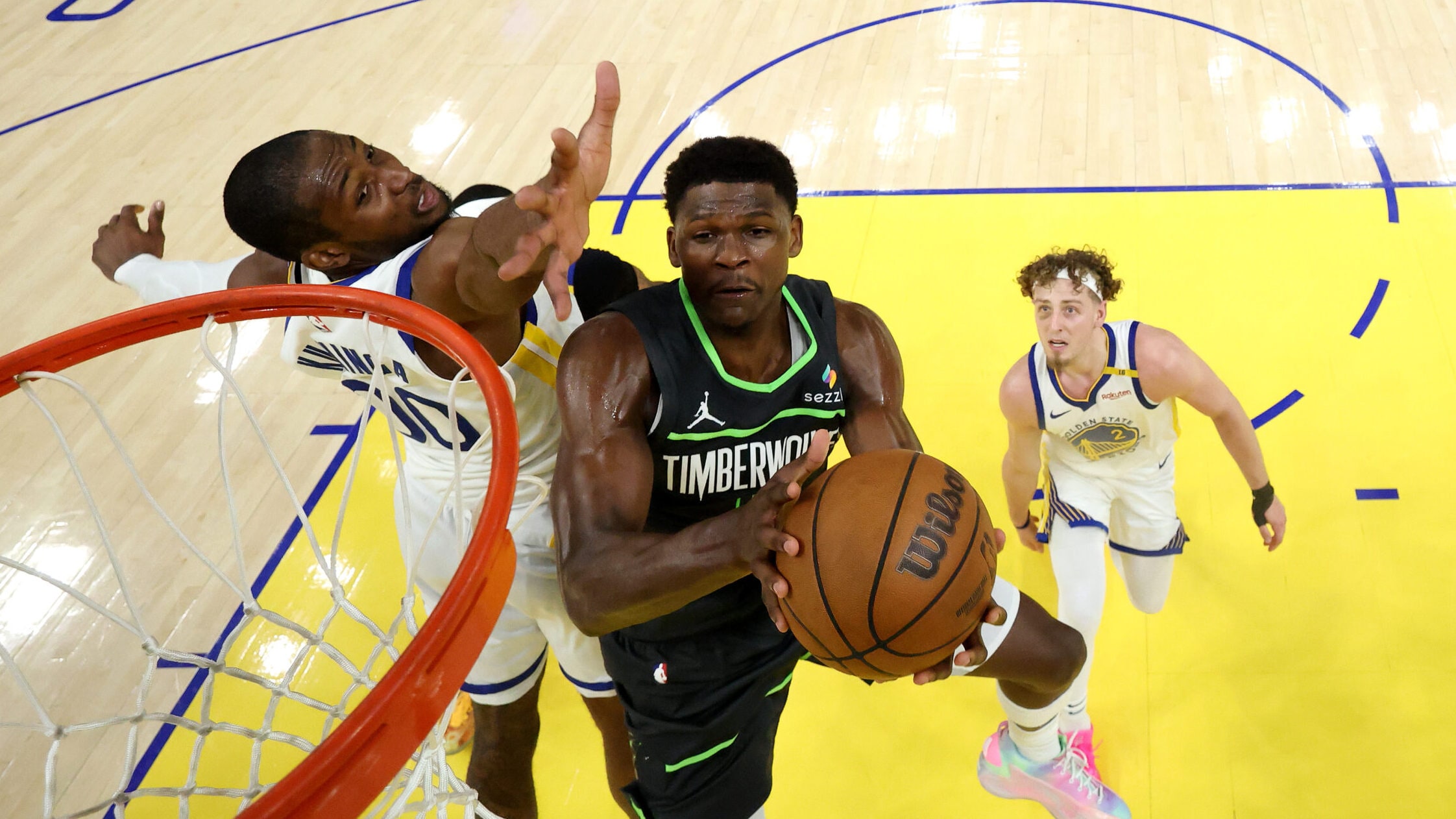 Julius Randle celebrates after key play against the Warriors