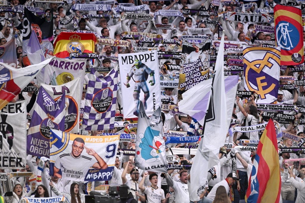 Supporters au stade Santiago Bernabéu pendant Real Madrid – Majorque
