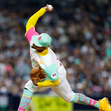 Jackson Merrill making a play in center field for the Padres in 2025