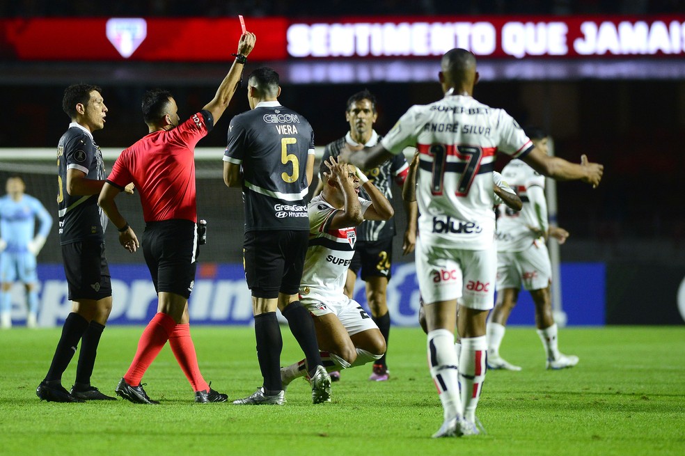 Torcida de São Paulo no estádio celebra durante jogo, mostrando a paixão pelo Tricolor