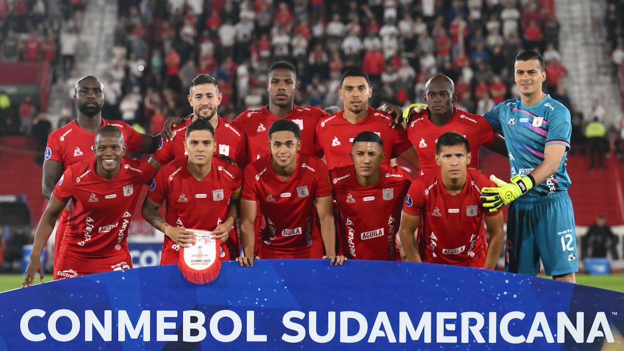jugadores en acción durante América de Cali vs Huracán en la Copa Sudamericana 2025