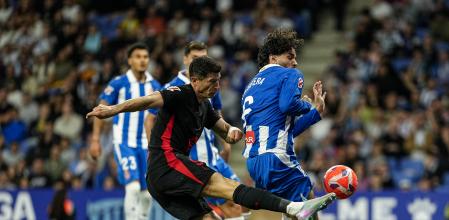 Leandro Cabrera en acción durante el derbi Espanyol vs Barcelona