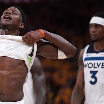 Chris Finch coaching the Timberwolves during the NBA playoffs