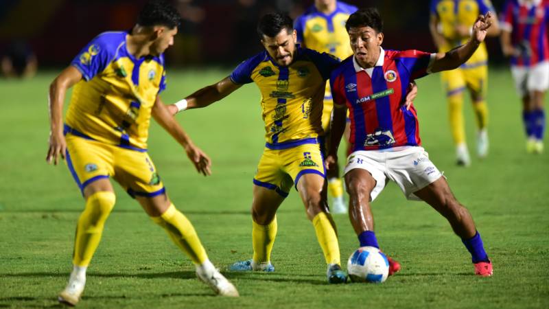 Jugadores de FAS y Municipal Limeño durante la semifinal