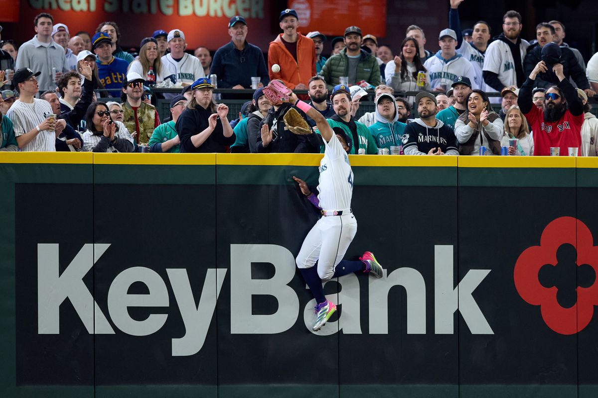 Julio Rodriguez makes a spectacular home run robbery against the Yankees