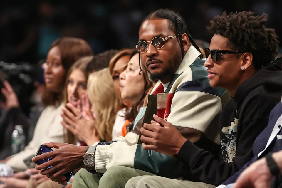 A dramatic game at Madison Square Garden, featuring legendary Knicks players
