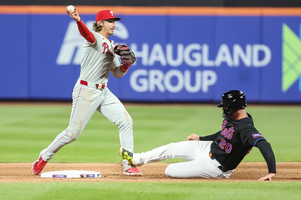 Bryson Stott fielding for the Philadelphia Phillies