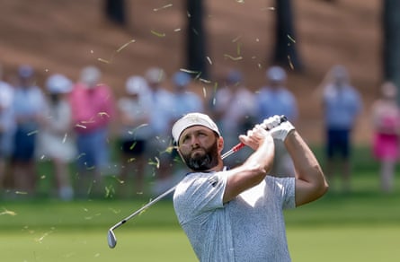 Scottie Scheffler lines up a putt at Quail Hollow during the PGA Championship
