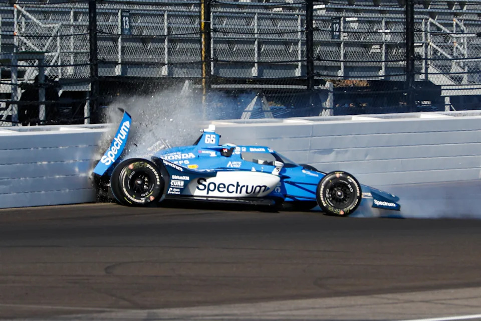 A fast car navigates the Indianapolis Motor Speedway during Indy 500 qualifying