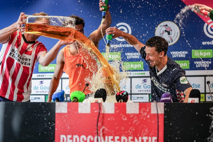 Jubelende PSV-fans vieren kampioenschap in Eindhoven
