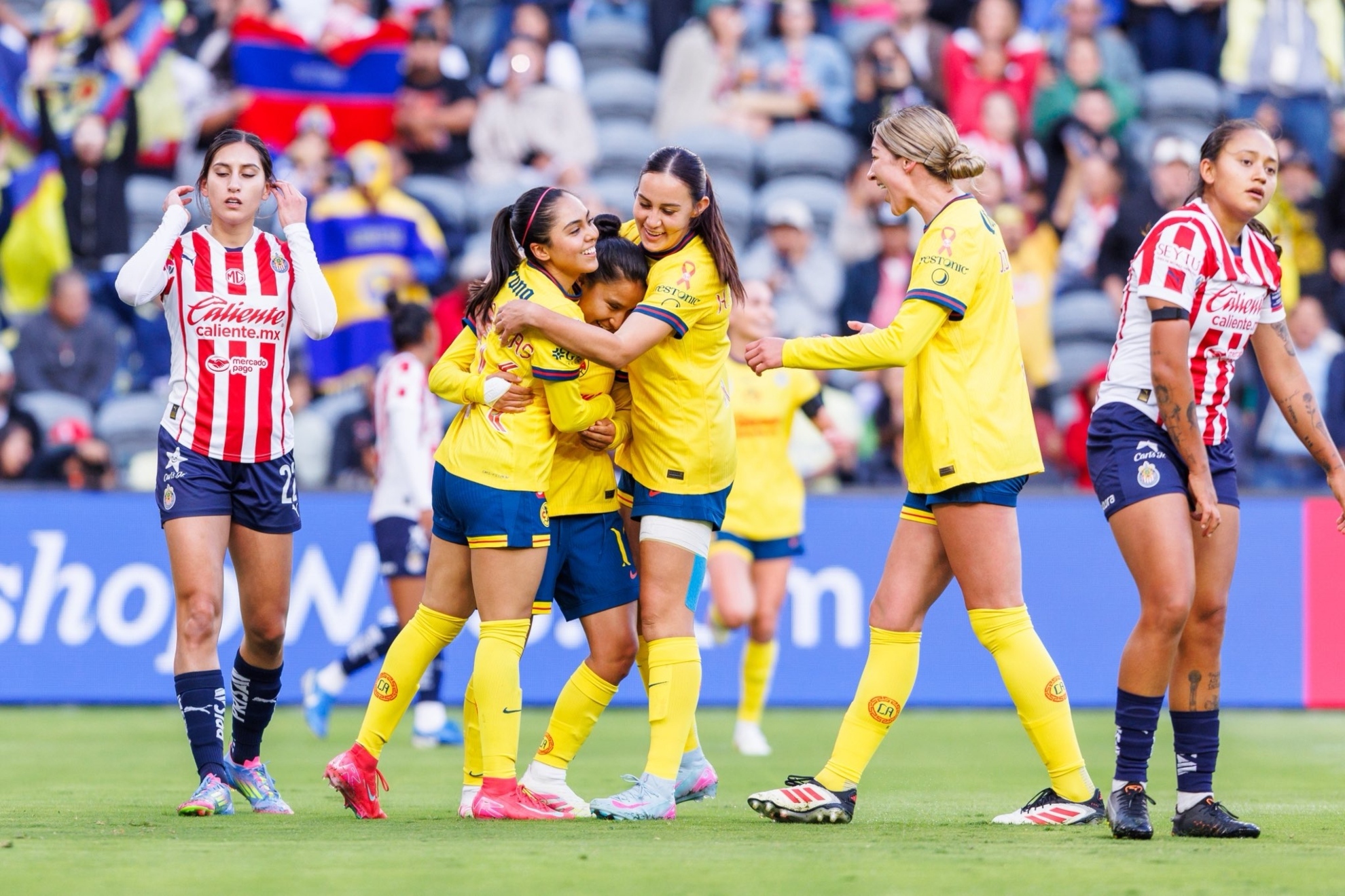 Jugadoras de Chivas disputando el Clásico Femenil contra América en el BMO Stadium