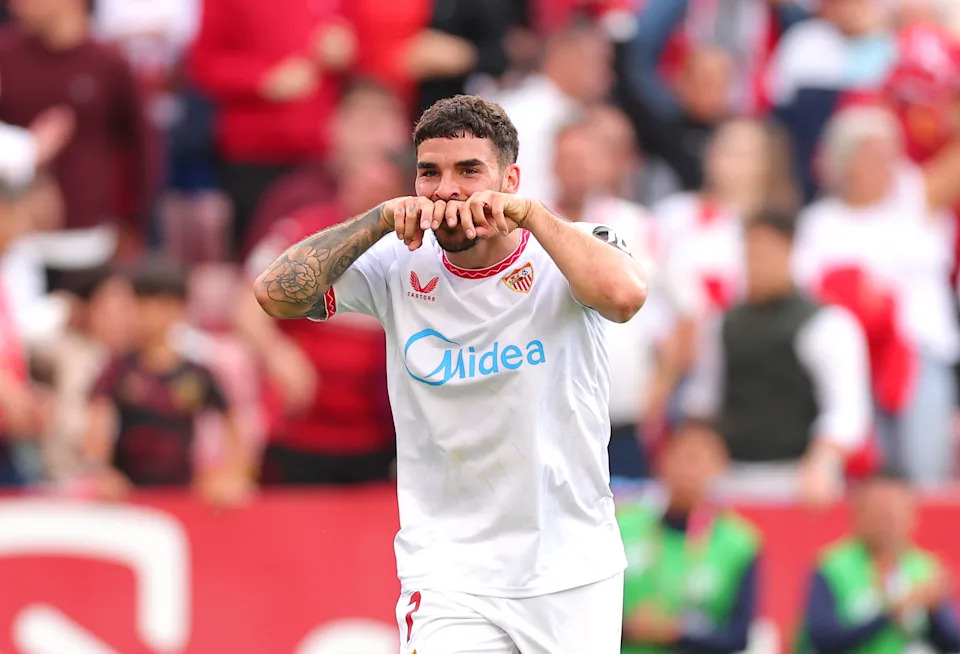 Isaac Romero receives a red card during Sevilla vs Real Madrid match