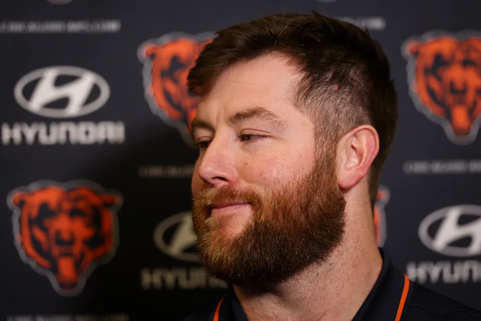 Joe Thuney celebrates a Bears victory