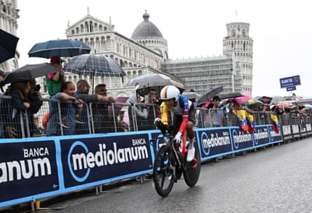 Daan Hoole racing in the rain during Giro d'Italia Stage 10