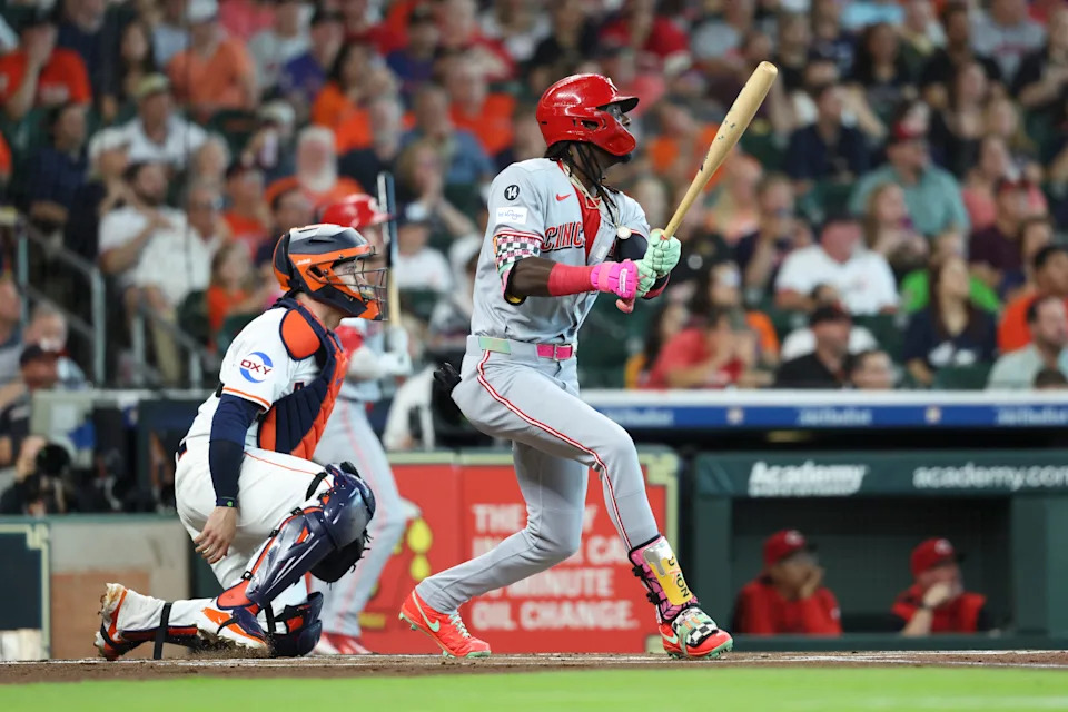 Elly De La Cruz prepares for a pitch in a Reds uniform